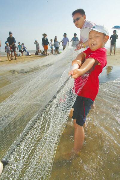 海边拉网捕鱼